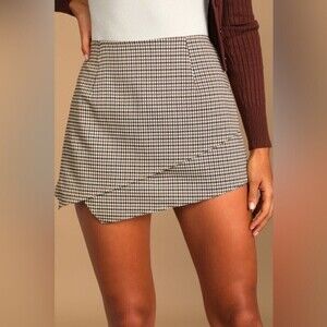 ✨Lulus✨ Preppy Chic Style Beige Plaid Asymmetrical Mini Skort Size S